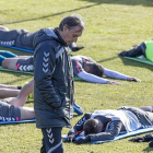Portugal y sus jugadores, durante los ejercicios de estiramiento tras una sesión de trabajo.-MIGUEL ÁNGEL SANTOS