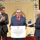 Puente entrega la Medalla de la ciudad al presidente de la Hermandad de Donantes de Sangre, Martín Manceñido.-J.M.LOSTAU