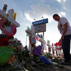 Ciudadanos ponen ofrendas en el lugar del tiroteo en El Paso, Texas.-EFE