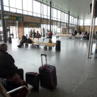 Pasajeros en el aeropuerto deVillanubla en Valladolid.-ICAL