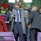 Carlos Suárez con su bufanda y abrigo de la suerte llega al palco del estadio José Zorrilla.-J.M. Lostau