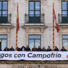 El alcalde de Burgos, Javier Lacalle, y los portavoces de los grupos municipales colocan una pancarta en el balcón del Ayuntamiento de apoyo a la reapertura de la nueva Campofrío, con motivo del segundo aniversario del incendio.-ICAL