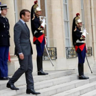 El presidente Emmanuel Macron en las puertas del palacio del Elíseo.-REUTERS