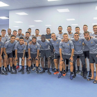 Ronaldo posa con los jugadores tras la charla que mantuvo con ellos en el vestuario antes de comenzar el entrenamiento de la tarde.-REAL VALLADOLID