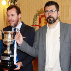Bustos, derecha, sujeta la copa de campeón de liga del VRAC junto a Óscar Puente.-J. M. LOSTAU