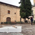 Pedestal del que se ha arrancado la escultura.-EUROPA PRESS
