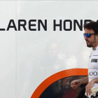 Alonso, en un momento de descanso en las pruebas de Montmeló.-TONI ALBIR / EFE