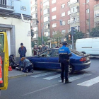 La mujer siendo atendida en el lugar del accidente, antes de ser trasladada al hospital.-EL MUNDO