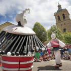 La compañía burgalesa Bambalua Teatro interpretó ayer en la Plaza del Conde la obra Cacharros, que cuenta la historia de cuatro voluminosos juguetes de cuerda y que combina el trabajo coral, con la improvisación y la coreografía.-ICAL