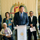 El alcalde de Valladolid, Óscar Puente, posa junto a representantes de la Fundación Segundo.-ICAL
