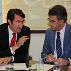 El consejero de Fomento y Medio Ambiente, Juan Carlos Suárez-Quiñones(I), se reúne con el presidente de la Diputación de León, Juan Martínez Majo(D).-ICAL