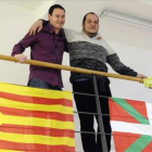 El presidente de Sortu y parlamentario de EH Bildu, Hasier Arraiz (izquierda), y el diputado de la CUP, David Fernández en Vitoria.-EFE/JOSÉ RAMÓN GÓMEZ