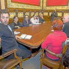 Reunión entre Óscar Puente y los representantes de la Coordinadora contra el Narcotráfico de Pajarillos.-PABLO REQUEJO (PHOTOGENIC)