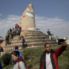 Un hombre se toma un selfi en la torre Dharahara.-Foto: AP / BERNAT ARMANGUE