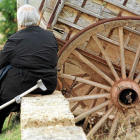 Una anciana descansa junto a un carro.-EL MUNDO