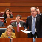 El presidente de la Junta de Castilla y León, Juan Vicente Herrera (D), durante su intervención en el pleno de las Cortes de Castilla y León-Ical