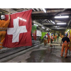 Trabajadores decoran las paredes del tunel de San Gotardo una vez finalizada la perforación de las galerías, en el 2010.-EFE