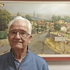 Ricardo Díez, ante un cuadro de su pueblo.-T. SANZ