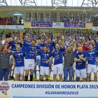 Imagen para la historia con la plantilla del BMAtlético Valladolid bañada en confeti con el cartel de campeones de División de Honor Plata a sus pies.-PHOTOGENIC