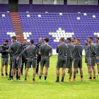 La plantilla blanquivioleta, reunida en torno al entrenador Alberto y su ayudante, Rubén Albés, durante un entrenamiento.-MIGUEL ÁNGEL SANTOS