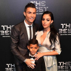 Cristiano Ronaldo con su novia y su hijo mayor-GLYN KIRK