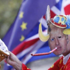 Un contrario al ’brexit’ se manifiesta en Londres con una careta de Johnson, este jueves.-AP / ALASTAIR GRANT