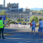 Mineros de la Astur Leonesa cortan el acceso a la central de Compostilla en el municipio de Cubillos del Sil.-ICAL