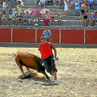 Un joven recorta a un toro en Pollos.-EL MUNDO