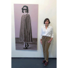 Cristina Toledo junto a la imagen de una mujer con tacones imposibles-PHOTOGHENIC