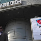 Pancarta en contra de los recortes en la BBC, en la sede de la cadena en Londres.-Foto: AFP / CARL COURT