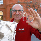 José Luis Sánchez (arriba con el primer equipo que participó en el Campenato de España, en 1997) posa con una brújula y un antiguo mapa del IESZorrilla en el patio del centro donde trabaja como profesor.-J. M. LOSTAU