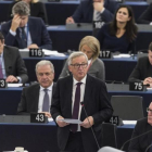 Juncker (centro) pronuncia su discurso durante el debate sobre el resultado de la última cumbre y el bloqueo del tratato comercial con Canadá, en el pleno de la Eurocámara, este miércoles, en Estrasburgo.-EFE / PATRICK SEEGER