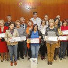 Los ganadores del sorteo posan con sus bonos regalo.-J.M. Lostau