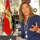 Milagros Marcos con el director de Castilla y León de Carrefour.-J. M. LOSTAU
