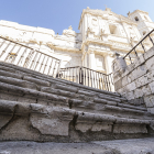 Escalinatas muy deteriodadas del acceso a la Catedral de Valladolid, que serán objeto de reparación. - P. REQUEJO