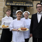 Las hermanas Teresa y María Jesús (centro), con Elena (con un escalope) y el padre de esta, Javier Bermejo, a la entrada del restaurante-ARGICOMUNICACIÓN