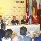 Javier Fernández y Alberto Núñez Feijóo, junto a representantes de Nueva Economía Fórum siguen la intervención del presidente de la Junta, Juan Vicente Herrera.-ICAL