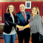 Pilar Vicente, Jesús Julio Carnero y Teresa López muestran ayer su buena sintonía tras el Pleno de Presupuestos.-EL MUNDO
