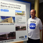León de la Riva posa con el proyecto del nuevo centro cívico de La Victoria-Ical
