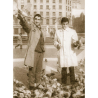 Justo Alejo y Ramón Torío coreados por las palomas de la Plaza de Cataluña, en Barcelona.-E.M.