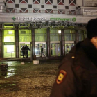 Un policía, cerca del supermercado afectado por la explosión, en San Petersburgo, el 27 de diciembre.-REUTERS / ANTON VAGANOV