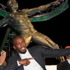 Usain Bolt, delante de su estatua en Kingston.-/ REUTERS / GILBERT BELLAMY