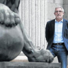 Gaspar Llamazares, en la entrada principal del Congreso.-AGUSTÍN CATALÁN