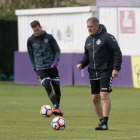 Paco Herrera se dispone a chutar durante un entrenamiento, con Juan Villar al fondo.-PABLO REQUEJO (PHOTOGENIC)