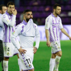 Verde se muerde la camiseta al final del partido, con Sergio, Olivas y Plano detrás.-J. M. LOSTAU