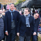 El presidente, Mariano Rajoy, junto a Xavier García Albiol, paseando este miércoles por el barrio badalonés de Llefià.-ROGER PI DE CABANYES (ACN)