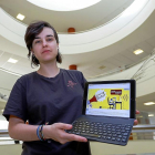 La investigadora Dafne Calvo muestra el portal Alerta Bots en las instalaciones de la Facultad de Filosofía y Letras de la Universidad de Valladolid.-J. M. LOSTAU