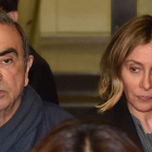 Carlos Ghosn el pasado jueves junto a su esposa, Carole, en Tokyo.-AFP