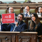 El concejal Gutiérrez Alberca muestra un cartel del soterramiento en catalán.- J. M. LOSTAU