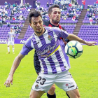 El blanquivioleta Óscar Plano defiende el balón  durante el Real Valladolid-Reus de esta temporada.-J.M. LOSTAU